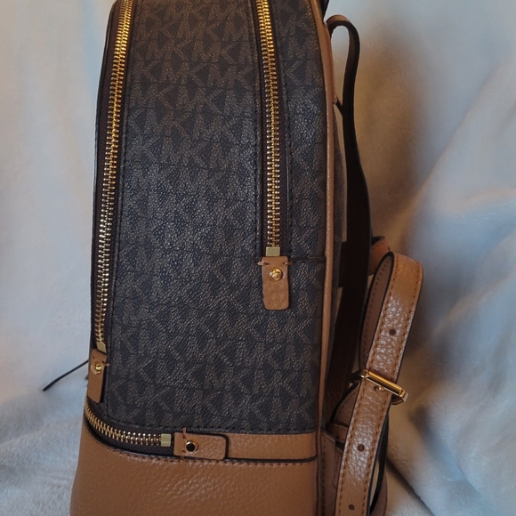 Michael Kors Acorn Brown backpack - Picture 6 of 14